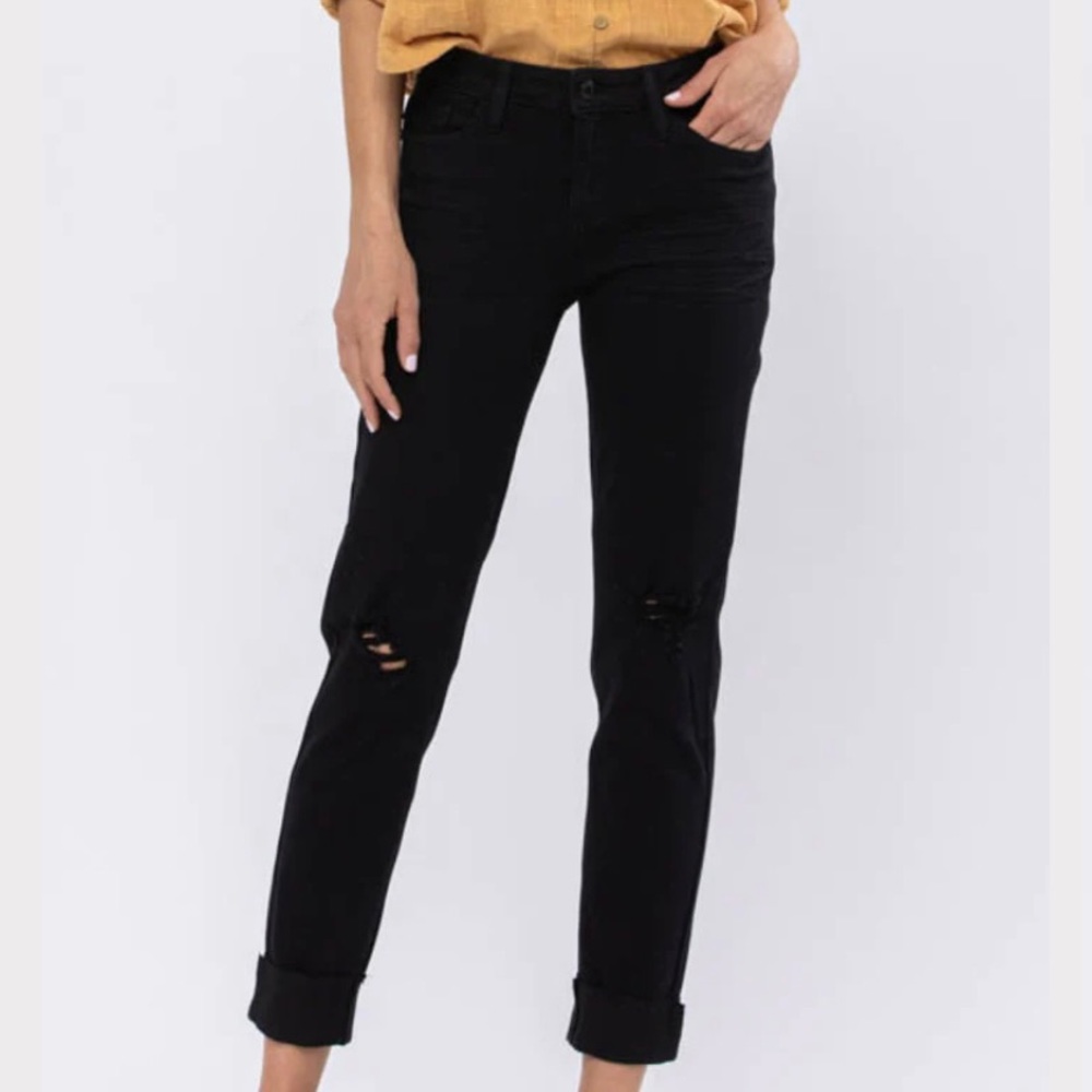 NWT Judy Blue full size mid-rise distressed slim fit jeans.